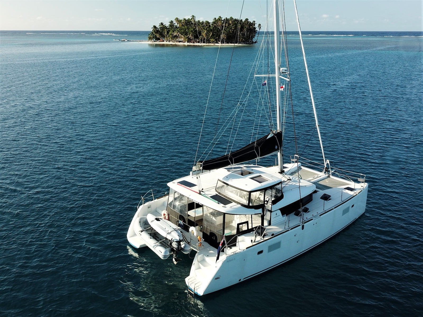 Hire Extraordinary Catamaran Whitsunday Freedom Lagoon 450 Sailing Catamaran